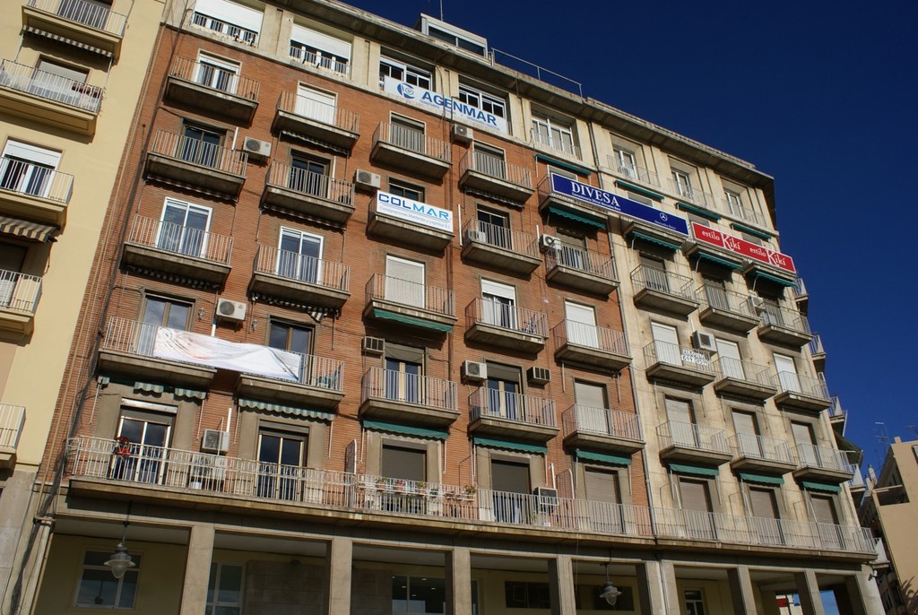 Apartments - Valencia 2010.  © Richard Gladwell www.photosport.co.nz
